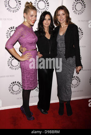 Occupato Phillips, Courteney Cox e Christa Miller Cougar Town la sua terza stagione di Premiere presso il Paley Centre for Media - Arrivi. La città di New York, Stati Uniti d'America - 11.02.12 Foto Stock