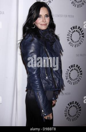 Courteney Cox Cougar Town la sua terza stagione di Premiere presso il Paley Centre for Media - Arrivi. La città di New York, Stati Uniti d'America - 11.02.12 Foto Stock