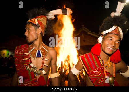 Naga tribesmen davanti al fuoco durante l'annuale Festival Hornbill a Kisama, Kohima, Nagaland, India Foto Stock