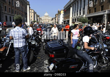 Roma, Italia. 16 giugno, 2013. Harley Davidson rider appassionati rotolo nella Roma. La bassa rumorosità di alcuni 35.000 Harley Davidson è il sorpasso di brusio di scooter e auto per le strade che circondano il Vaticano, e domenica sarà ancora presente in san Pietro. Foto Stock