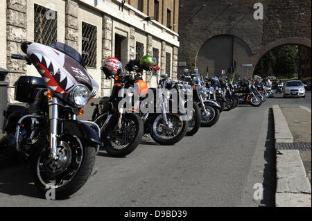 Roma, Italia. 16 Giugno 2013. Gli appassionati di Harley-Davidson entrano a Roma. La bassa voce di circa 35,000 Harley Davidson sta sorpasso il ronzio di scooter e automobili nelle strade che circondano il Vaticano, e domenica sarà addirittura presente in Piazza San Pietro. Foto Stock