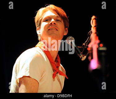 Taylor Hanson della fascia Hanson esegue sul palco del concerto di Phoenix Theatre. Toronto, Canada - 10.02.12 Foto Stock