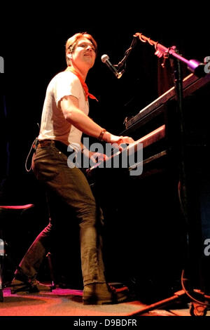 Taylor Hanson della fascia Hanson esegue sul palco del concerto di Phoenix Theatre. Toronto, Canada - 10.02.12 Foto Stock