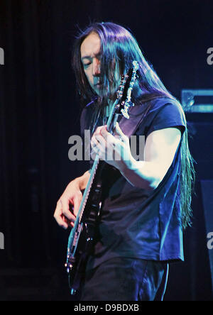 John Myung dei Dream Theater di eseguire a Manchester O2 Apollo. Manchester, Inghilterra - 09.02.12 Foto Stock