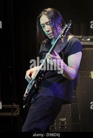 John Myung dei Dream Theater di eseguire a Manchester O2 Apollo. Manchester, Inghilterra - 09.02.12 Foto Stock