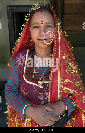 Un Gaddi tribal matriarca pone per la fotocamera al villaggio himalayana di Kugti in Himachal Pradesh, India Foto Stock