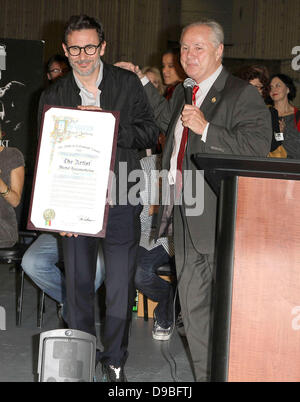 Michel Hazanvicious, Tom Labonge, alla menzione da parte della città di Los Angeles a 'L'artista". Hollywood, California - 31.01.12 Foto Stock