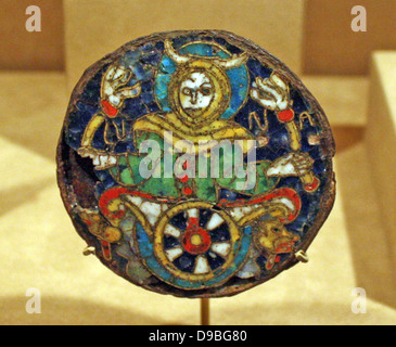 Roundel con una personificazione della luna. Lega di rame, ferro e smalto cloisonne carolingia e. Fatto circa 860-90, probabilmente nel centro sud della Francia. Questa placca è uno dei primi esempi noti in occidente di smalto cloisonne tecnica. Foto Stock