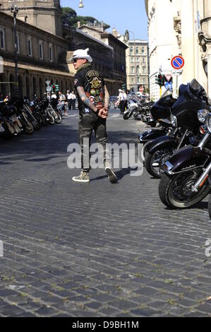 Roma, Italia. 16 Giugno 2013. Gli appassionati di Harley-Davidson entrano a Roma. La bassa voce di circa 35,000 Harley Davidson sta sorpasso il ronzio di scooter e automobili nelle strade che circondano il Vaticano, e domenica sarà addirittura presente in Piazza San Pietro. Foto Stock