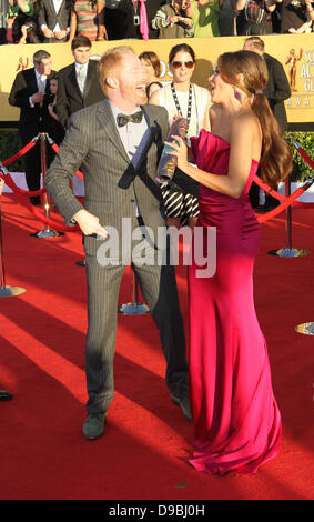 Jesse Tyler Ferguson e Sofia Vergara la diciottesima edizione Screen Actors Guild Awards (SAG Awards) presso lo Shrine Auditorium - tappeto rosso arrivi a Los Angeles, California - 29.01.12 Foto Stock