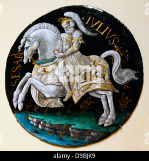 Medaglione: Giulio Cesare. Smalto, parzialmente dorato, su rame. Attribuite alla bottega di Colin Nouailher (Act. 1539 d. dopo il 1571), Limoges, circa 1541 o versioni successive. Foto Stock