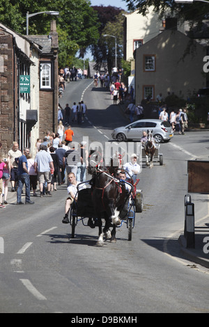 Gli zingari che guidano i loro cavalli in città per lavarli prima di sfilare per la vendita a Appleby Horse Fair in Cumbria, Inghilterra Foto Stock