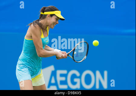 Aegon International 2013 Eastbourne Regno Unito - Lunedì 17 Giugno. Anna Ivanovic di Serbia in azione colpendo un doppio consegnato scritto nella sua partita contro Elena Vesnina della Russia sul Centre Court. Credito: Mike francese/Alamy Live News Foto Stock