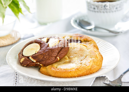 Biscotti morbidi con cioccolato ,il cioccolato bianco e zenzero essiccato Foto Stock