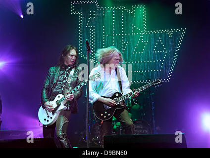 Damon Johnson e Scott Gorham Thin Lizzy eseguendo a Manchester O2 Apollo Manchester, Inghilterra - 28.01.12 Foto Stock