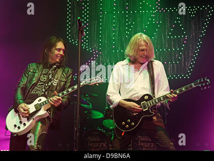 Damon Johnson e Scott Gorham Thin Lizzy eseguendo a Manchester O2 Apollo Manchester, Inghilterra - 28.01.12 Foto Stock