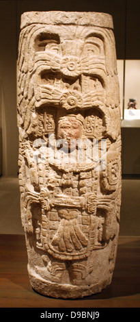 Colonna di Maya. Colonne con figura in piedi. Messico Maya. Fine 8th del IX secolo. La pietra. Altezza 68,5 pollici. Colonne scolpite con figure a rilievo non sono comuni in Maya architecture. Foto Stock