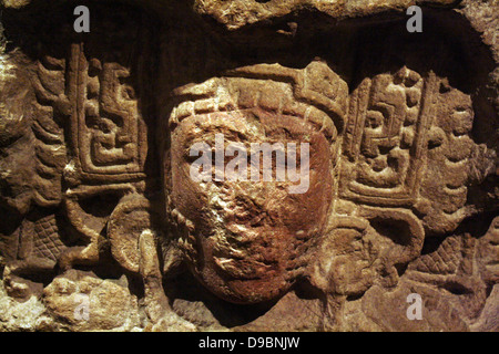 Colonna di Maya. Colonne con figura in piedi. Messico Maya. Fine 8th del IX secolo. La pietra. Altezza 68,5 pollici. Colonne scolpite con figure a rilievo non sono comuni in Maya architecture. Foto Stock