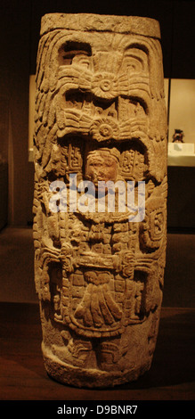 Colonna di Maya. Colonne con figura in piedi. Messico Maya. Fine 8th del IX secolo. La pietra. Altezza 68,5 pollici. Colonne scolpite con figure a rilievo non sono comuni in Maya architecture. Foto Stock