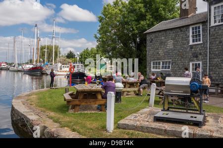 Turf Hotel, Exeter Ship Canal, persone rilassante, pasti al fresco, Devon, Inghilterra, Regno Unito. Foto Stock