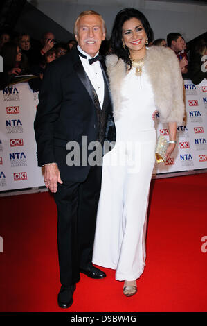 Bruce Forsyth e Wilnelia Merced National Television Awards 2012 tenutasi presso l'Arena O2 arrivi - Londra, Inghilterra - 25.01.12 Foto Stock