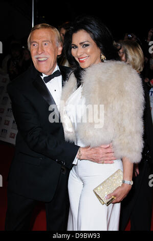 Bruce Forsyth e Wilnelia Merced National Television Awards 2012 tenutasi presso l'Arena O2 arrivi - Londra, Inghilterra - 25.01.12 Foto Stock