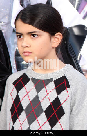 Il principe Michael Jackson, II aka Blanket Jackson a Michael Jackson la famiglia e i bambini immortalare i loro tardi padre nel cemento al di fuori del centro storico Grauman's Chinese Theater. Los Angeles, California - 26.01.12 Foto Stock