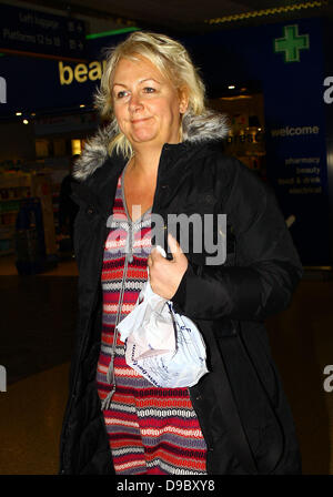 Luisa Rossi Cleaver il cast di Coronation Street arrivano alla stazione di Euston e a testa torna a Manchester dopo aver partecipato al National Television Awards di Londra - Inghilterra - 26.01.11 Foto Stock