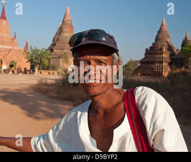 Ritratto di vecchio uomo birmano che indossa un cappello da baseball al di fuori di templi di Bagan Myanmar (Birmania) Foto Stock