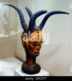 Janus di fronte copricapo. La Nigeria, inferiore Cross River. Ejagham i popoli. 19th del XX secolo. Legno, pelle, vernice, basketry. Foto Stock