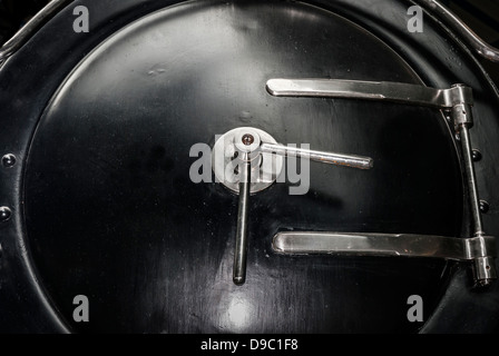 Parte anteriore sportello incernierato alla caldaia di una vecchia locomotiva a vapore Foto Stock