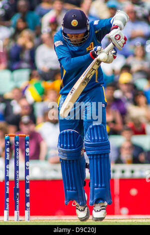 Londra, Regno Unito. 17 Giugno, 2013. Sri Lanka di Mahela Jayawardene viene colpito sulla mano durante l'ICC Champions Trophy international cricket match tra lo Sri Lanka e l'Australia all'Oval Cricket Ground su Giugno 17, 2013 a Londra, Inghilterra. (Foto di Mitchell Gunn/ESPA/Alamy Live News) Foto Stock