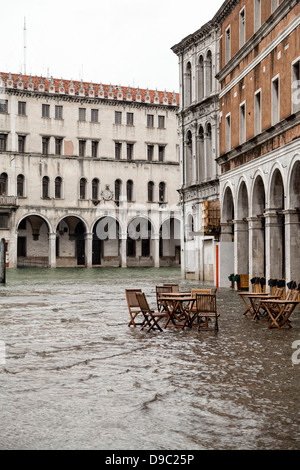 Acqua alta a Venezia, Italia. Acqua straripata terrazze. Foto Stock