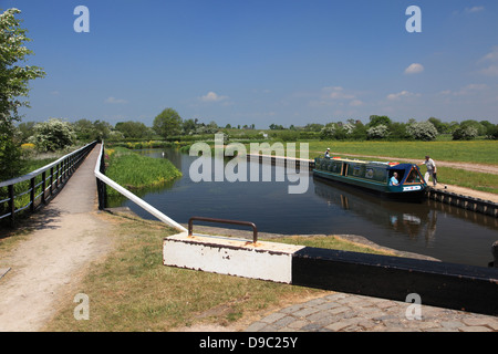 Un narrowboat in corrispondenza di una zona di atterraggio sul fiume Trento a Alrewas preparando ad entrare Alrewas serratura e Trent e Mersey Canal Foto Stock