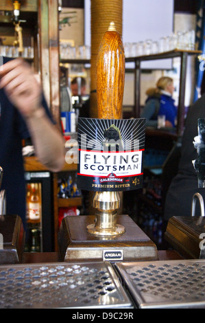 'Flying Scotsman' amaro da Caledonian handpump in un pub Foto Stock