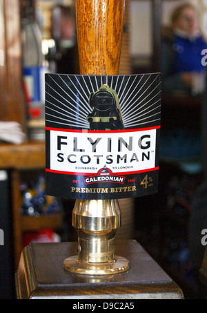 'Flying Scotsman' amaro da Caledonian handpump in un pub Foto Stock