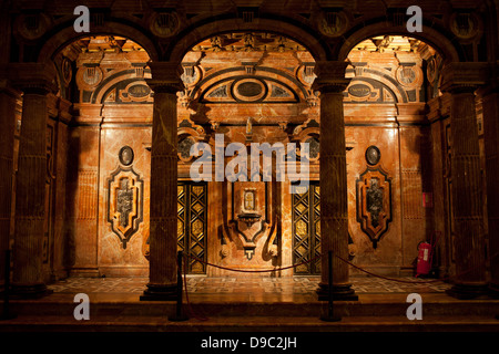 Decor in marmo nella cattedrale di Sevilla, Spagna. Foto Stock