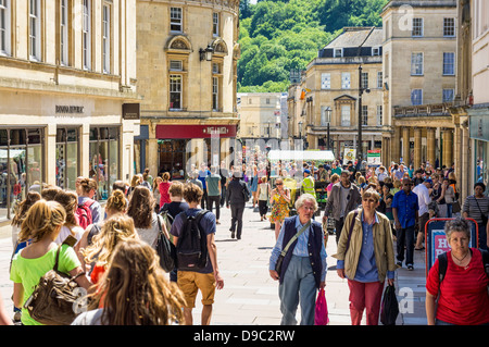 High Street Regno Unito - Gli amanti dello shopping shopping nel centro di Bath Main Street, Bath, Inghilterra, Regno Unito Foto Stock