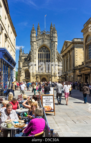 Le persone al caffè fuori Abbazia di Bath, bagno, Somerset, Inghilterra, Regno Unito Foto Stock