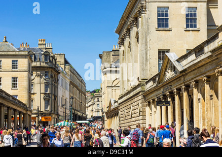 Strada trafficata scena al di fuori del bagno romano nel centro di Bath, Somerset, Inghilterra, Regno Unito in estate Foto Stock