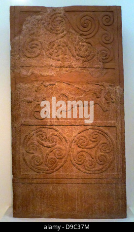 Stele funeraria realizzata in pietra porosa con un carro di scena in rilievo. Micene tomba Stele da grave cerchio un grave V, XVI secolo BC, Grecia. Pyxis o il vaso con coperchio. Greco jar sepoltura circa VIII secolo A.C. Atene, Grecia. Foto Stock