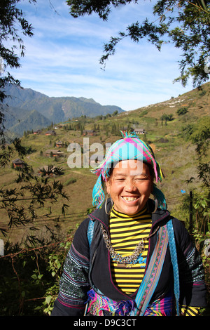 SaPa, Vietnam circa Dec.2012, una donna undentified dalla tribù Hmong vestito in abiti tradizionali di SaPa Valley, Vietnam Foto Stock