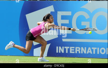 Eastbourne Regno Unito 17 Giugno 2013 - Heather Watson di Gran Bretagna si estende per un colpo durante la sua vittoria su Varvara Lepchenko di negli Stati Uniti il loro match di primo turno all'Aegon Torneo Internazionale di Tennis in Eastbourne oggi Foto Stock