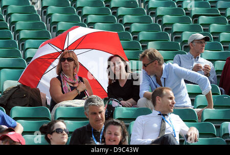 Eastbourne Regno Unito 17 Giugno 2013 - appassionati di godere il caldo clima soleggiato al Aegon Torneo Internazionale di Tennis in Eastbourne oggi Foto Stock