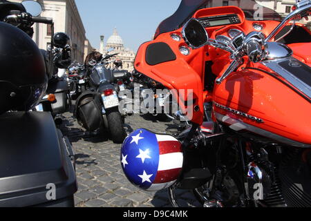 Roma, Italia. 16 giugno 2013 Harley Davidson appassionati convergono su Piazza San Pietro e Città del Vaticano per una benedizione papale durante la messa domenicale a Roma Italia per HD110th anniversario celebrazione europea Foto Stock