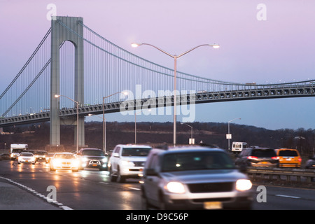 Il traffico sul Verrazano-Narrows Bridge, New York City, Stati Uniti d'America Foto Stock