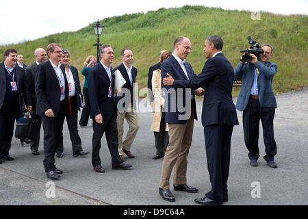 Il Presidente Usa Barack Obama saluta Italia Primo Ministro Enrico Letta in occasione del vertice del G8 di giugno 17, 2013 del Lough Erne, Irlanda del Nord. Foto Stock