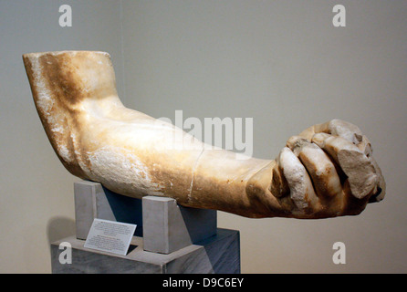 Colossale braccio di una statua di Zeus. Il marmo. Trovato in Aigeira, Achaia, insieme con la testa. Foto Stock
