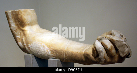 Colossale braccio di una statua di Zeus. Il marmo. Trovato in Aigeira, Achaia, insieme con la testa. Foto Stock