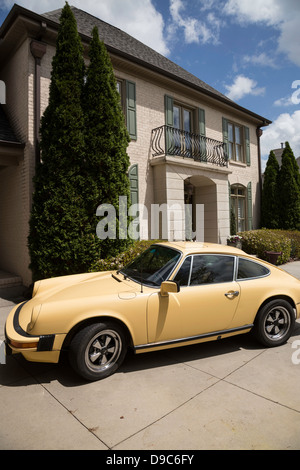 911S Coupe Porsche nella parte anteriore del lusso casa residenziale e passo carraio, STATI UNITI D'AMERICA Foto Stock